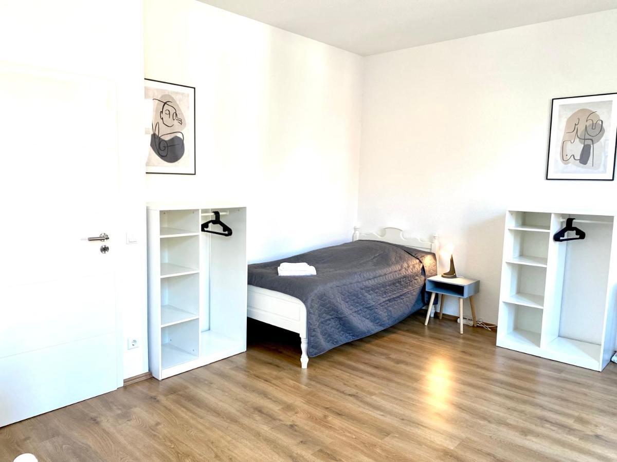 2 Rooms, Free Parking, 25 Min To Duesseldorf, 150 Mbps Wlan Duisburg Eksteriør billede