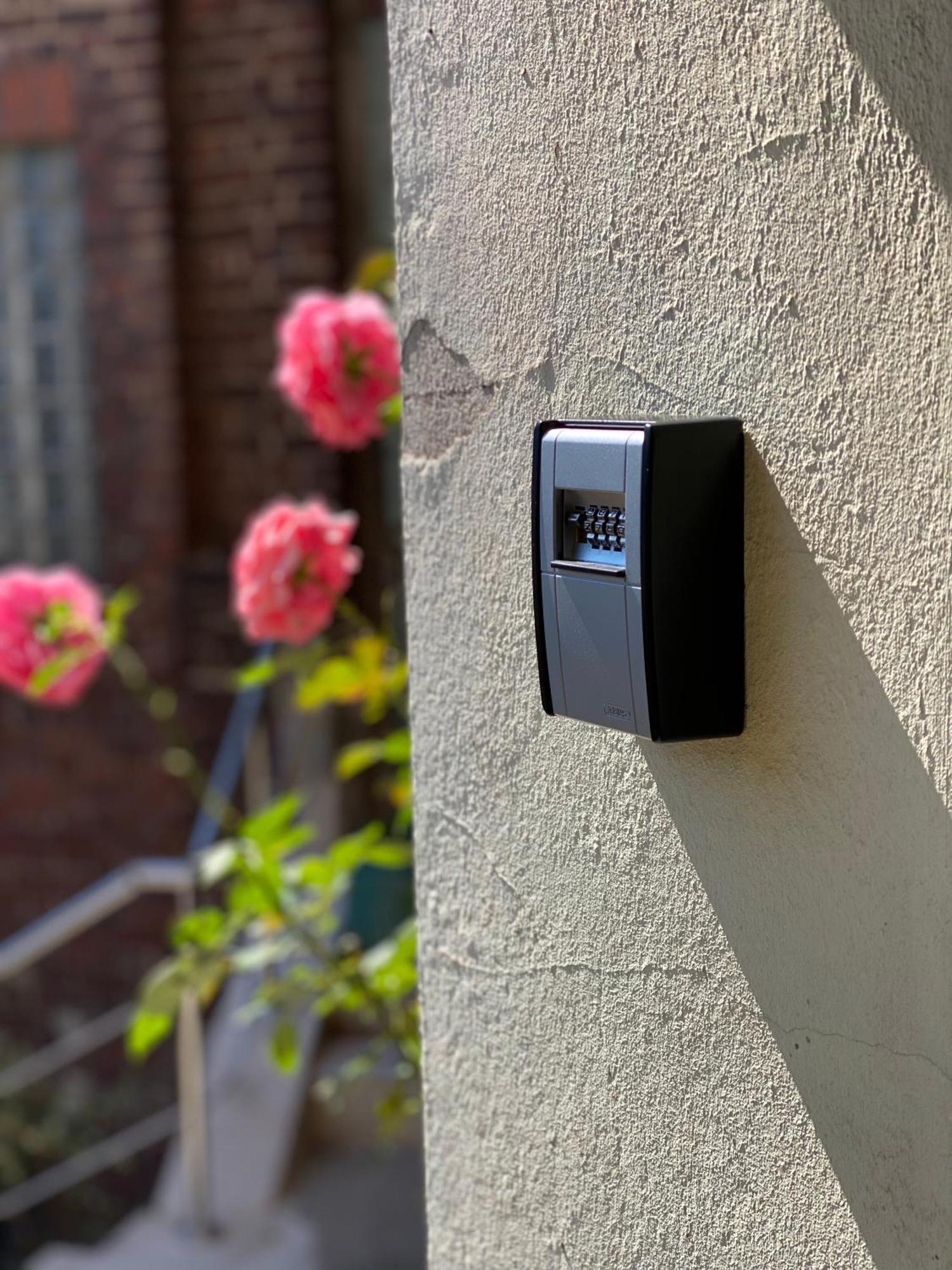 2 Rooms, Free Parking, 25 Min To Duesseldorf, 150 Mbps Wlan Duisburg Eksteriør billede