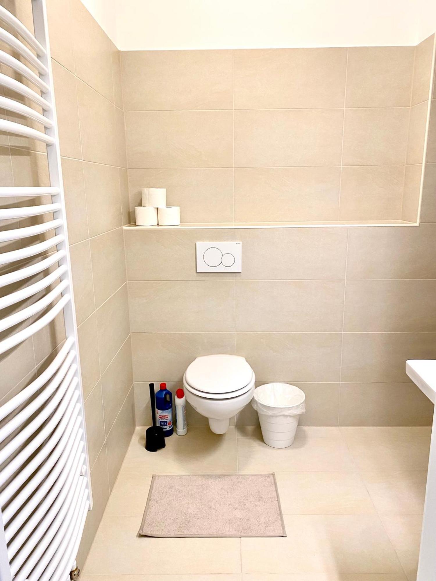 2 Rooms, Free Parking, 25 Min To Duesseldorf, 150 Mbps Wlan Duisburg Eksteriør billede